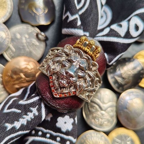 Men lion crown scarf - scarf, slide